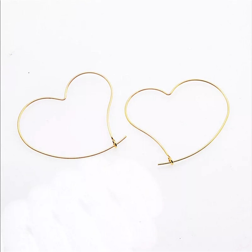 ✨GOLD HEART HOOP EARRINGS ✨